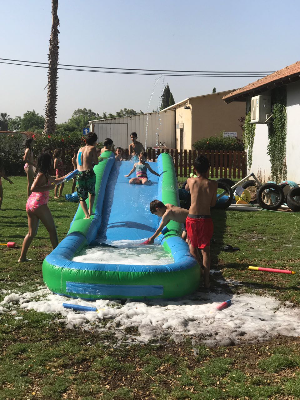 השכרת מגלשת קצף